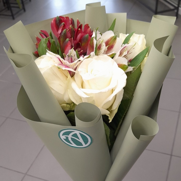 Букет из белых роз 50 см (Кения) и альстромерии микс