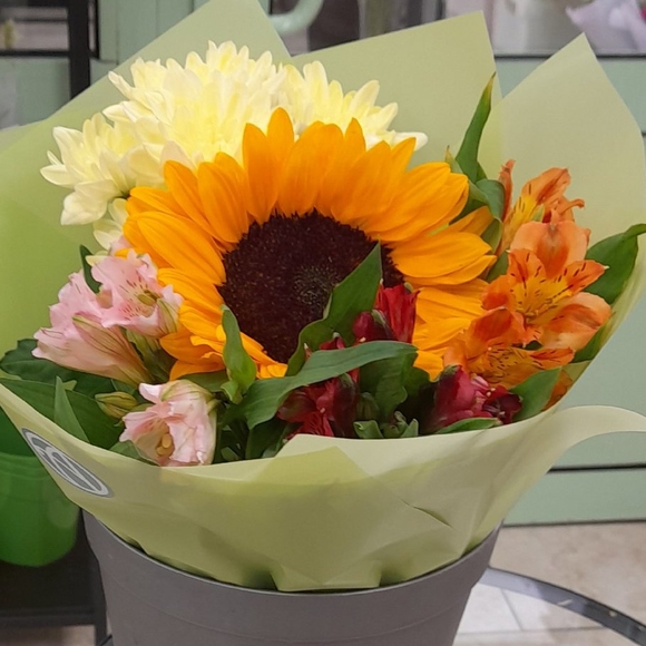 Букет из подсолнуха, кустовой хризантемы и альстромерии микс - S