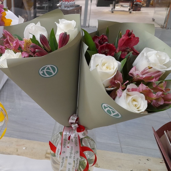 Букет из белых роз 50 см (Кения) и альстромерии микс