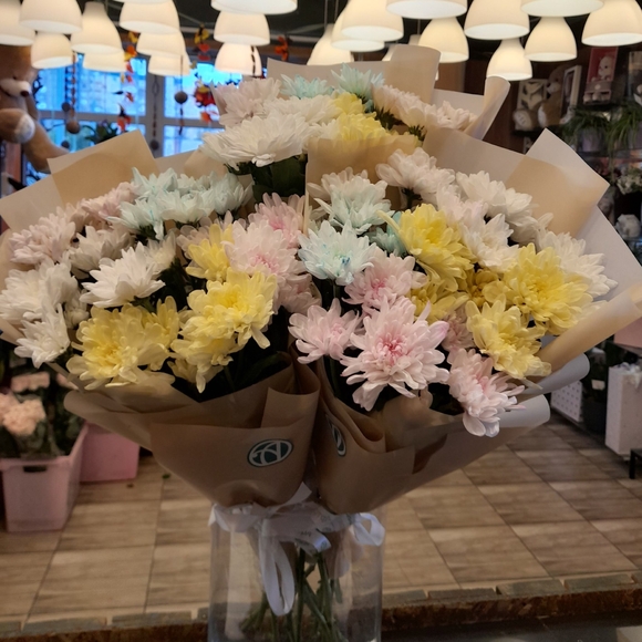 Букет из 7 кустовых хризантем нежный микс