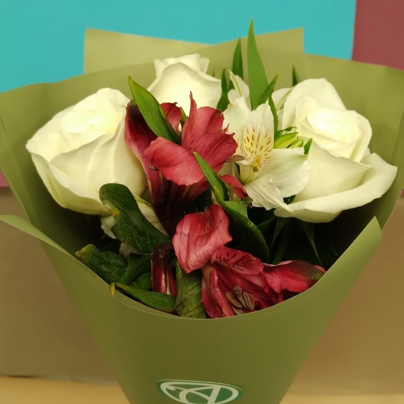 Букет из белых роз 50 см (Кения) и альстромерии микс