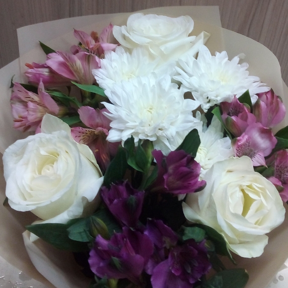 Букет из белых роз, хризантемы и альстромерии микс