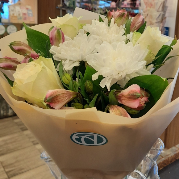 Букет из белых роз, хризантемы и альстромерии микс