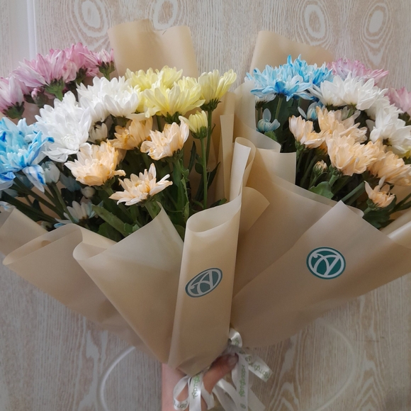 Букет из 7 кустовых хризантем нежный микс