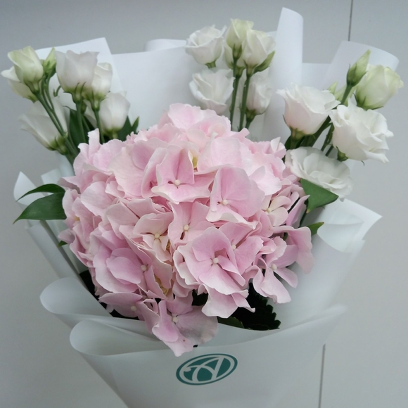 Букет из розовой гортензии и лизиантуса