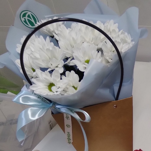 Цветочная сумочка с белой кустовой хризантемой