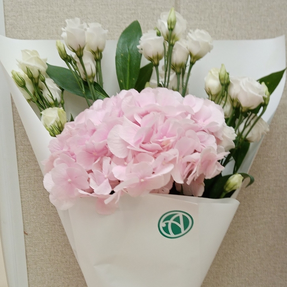 Букет из розовой гортензии и лизиантуса