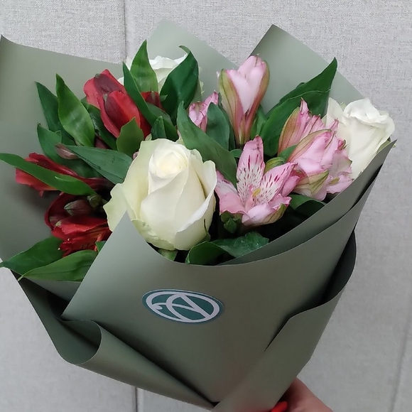 Букет из белых роз 50 см (Кения) и альстромерии микс