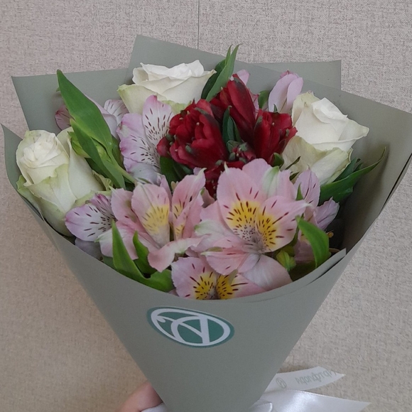 Букет из белых роз 50 см (Кения) и альстромерии микс