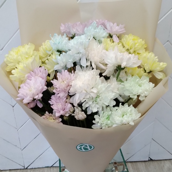 Букет из 7 кустовых хризантем нежный микс