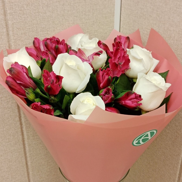 Букет из белых роз и альстромерии - S