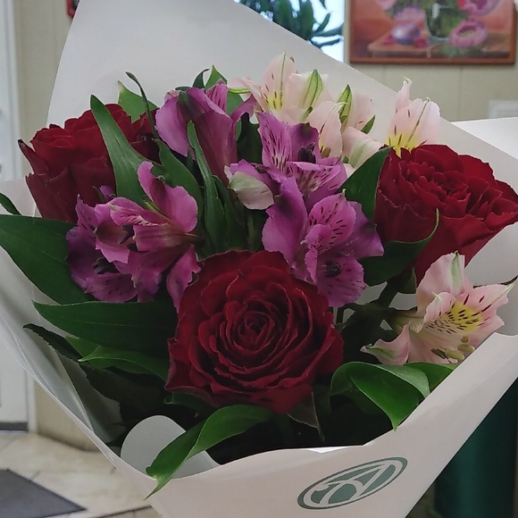 Букет из красных роз 50 см (Кения) и альстромерии микс