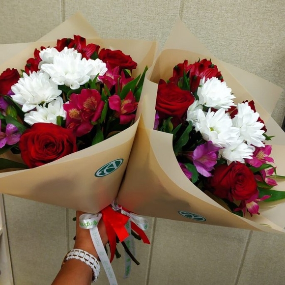 Букет из красных роз, хризантемы и альстромерии микс