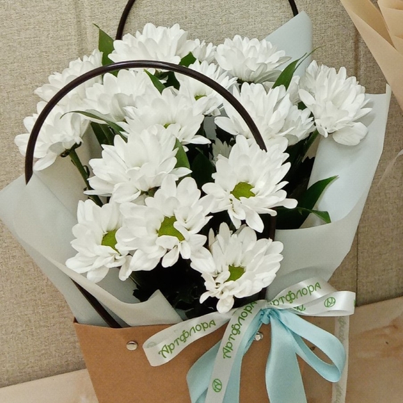 Цветочная сумочка с белой кустовой хризантемой