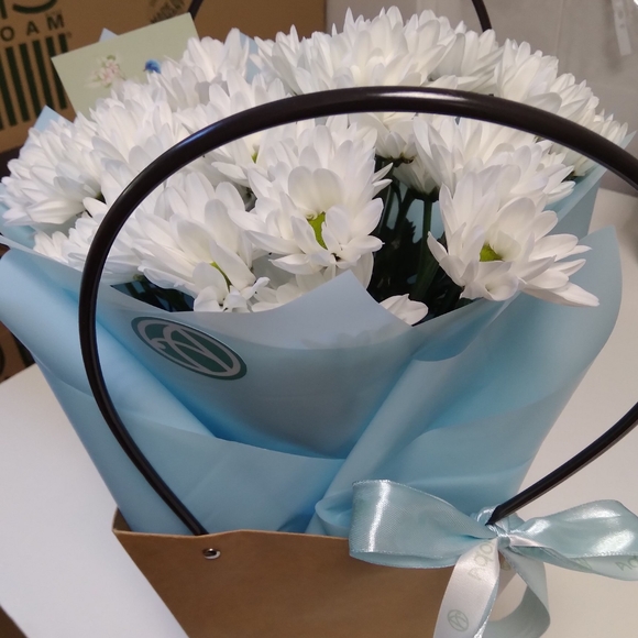 Цветочная сумочка с белой кустовой хризантемой