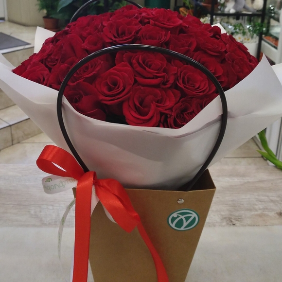 Цветочная сумочка с 35 красными розами (РФ)