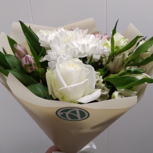 Букет из белых роз, хризантемы и альстромерии микс