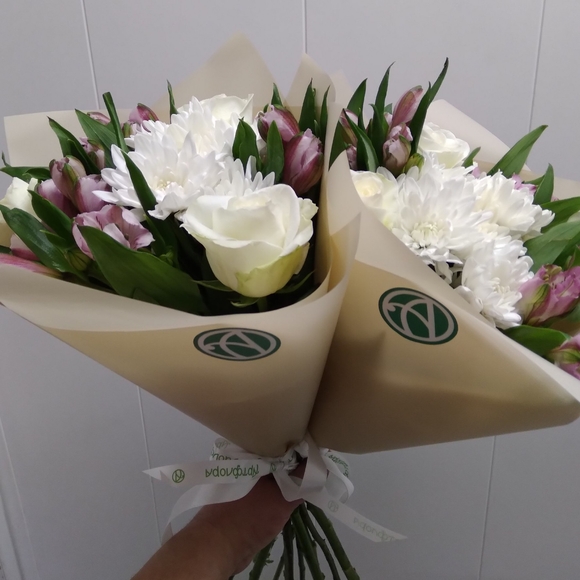 Букет из белых роз, хризантемы и альстромерии микс