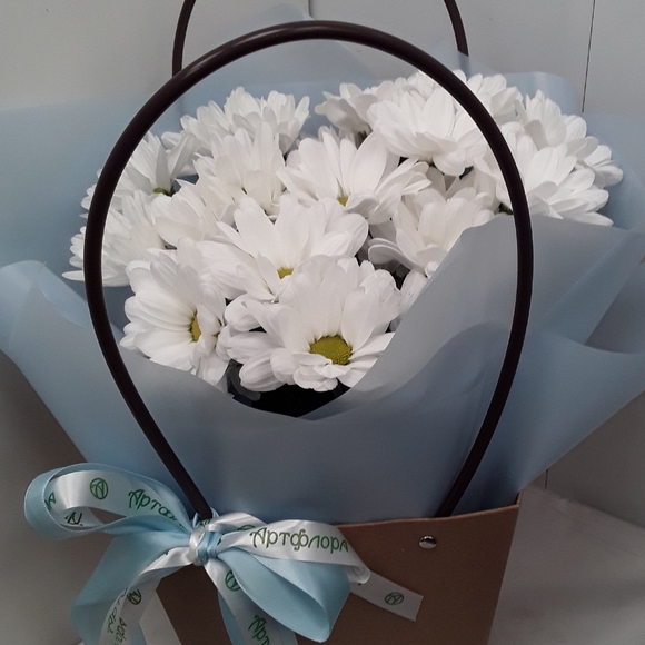 Цветочная сумочка с белой кустовой хризантемой