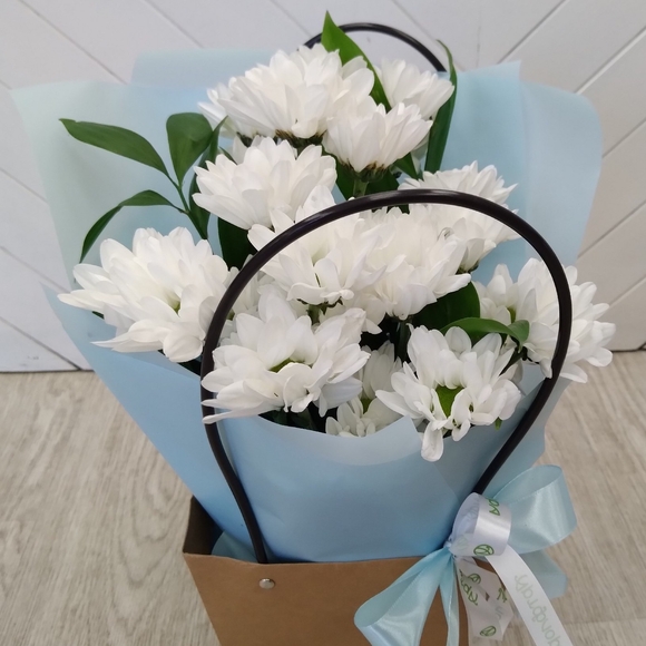 Цветочная сумочка с белой кустовой хризантемой