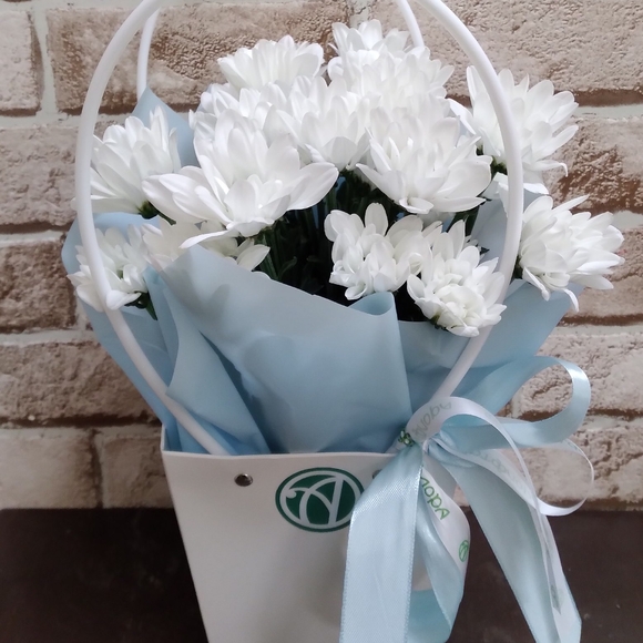 Цветочная сумочка с белой кустовой хризантемой