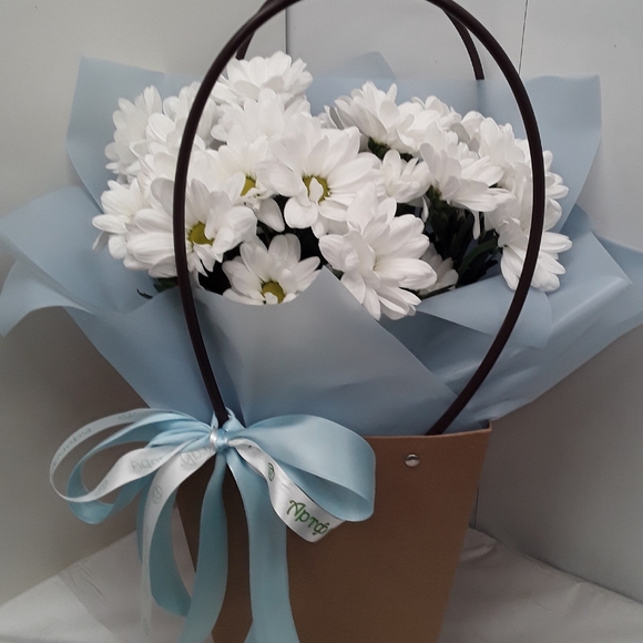 Цветочная сумочка с белой кустовой хризантемой