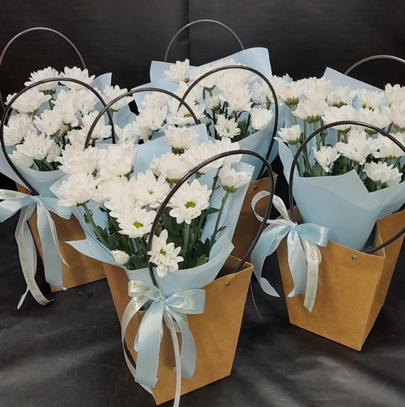 Цветочная сумочка с белой кустовой хризантемой