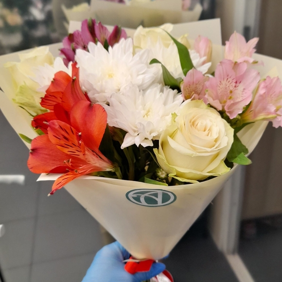 Букет из белых роз, хризантемы и альстромерии микс