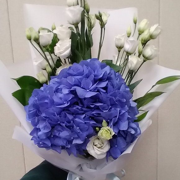 Букет из голубой гортензии и лизиантуса