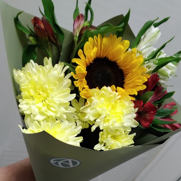Букет из подсолнуха, кустовой хризантемы и альстромерии микс - S