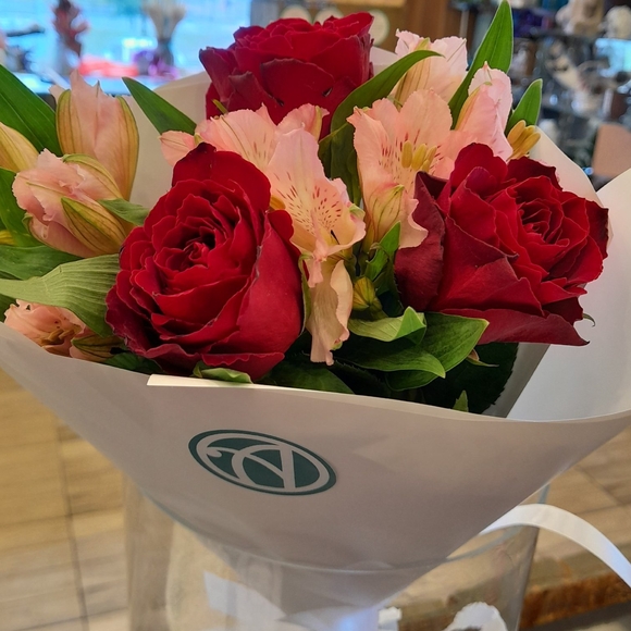 Букет из красных роз 50 см (Кения) и альстромерии микс