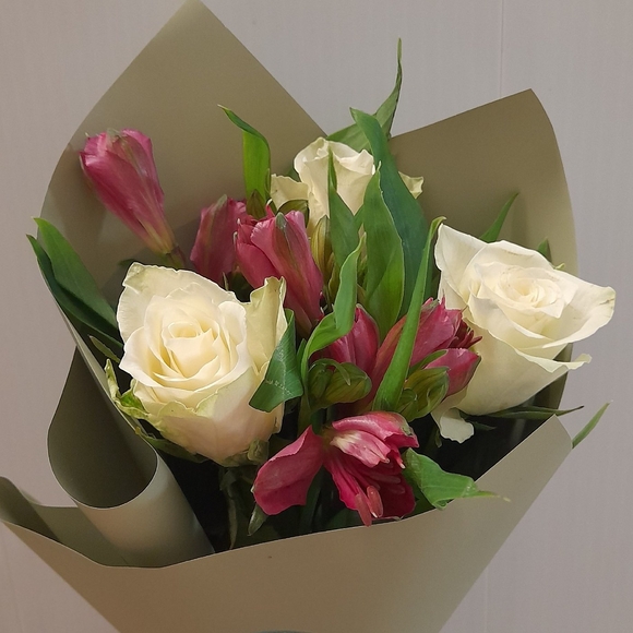 Букет из белых роз 50 см (Кения) и альстромерии микс