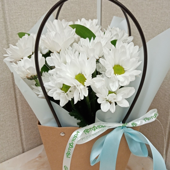 Цветочная сумочка с белой кустовой хризантемой