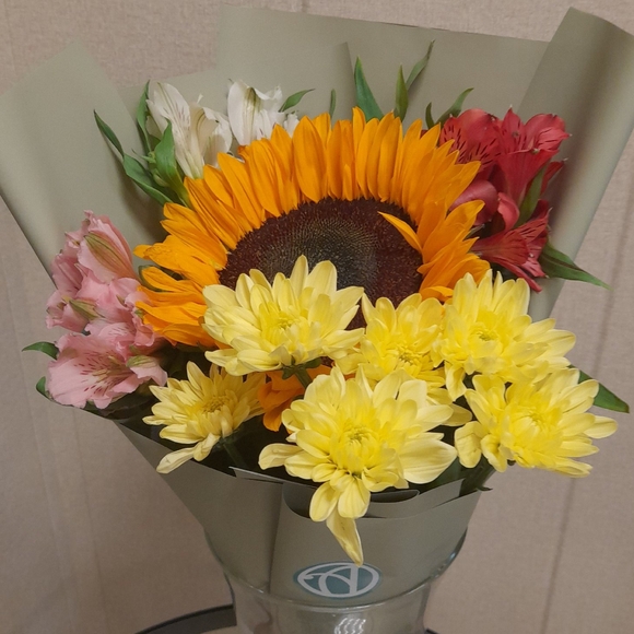 Букет из подсолнуха, кустовой хризантемы и альстромерии микс - S