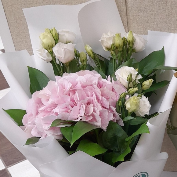 Букет из розовой гортензии и лизиантуса