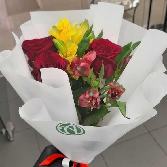 Букет из красных роз 50 см (Кения) и альстромерии микс