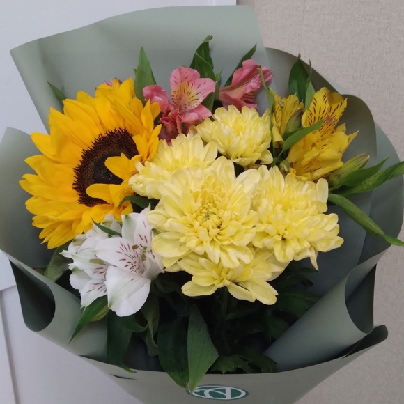 Букет из подсолнуха, кустовой хризантемы и альстромерии микс - S