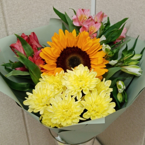 Букет из подсолнуха, кустовой хризантемы и альстромерии микс - S