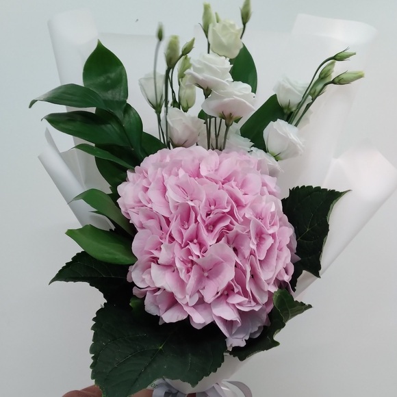 Букет из розовой гортензии и лизиантуса