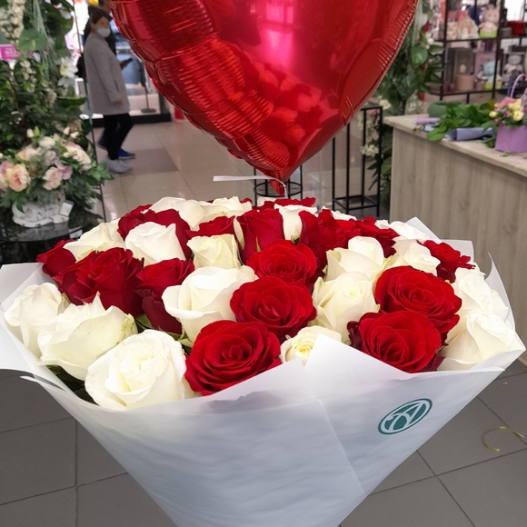 Букет из 51 красной и белой розы 50 см (Кения)