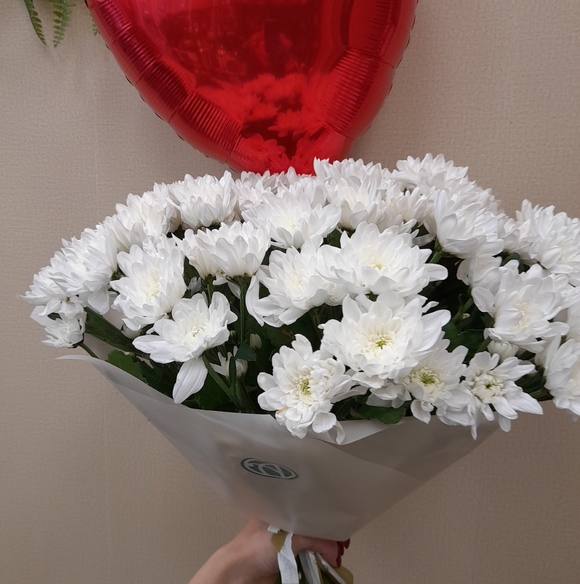 Букет из 9 белых кустовых хризантем