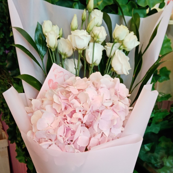 Букет из розовой гортензии и лизиантуса