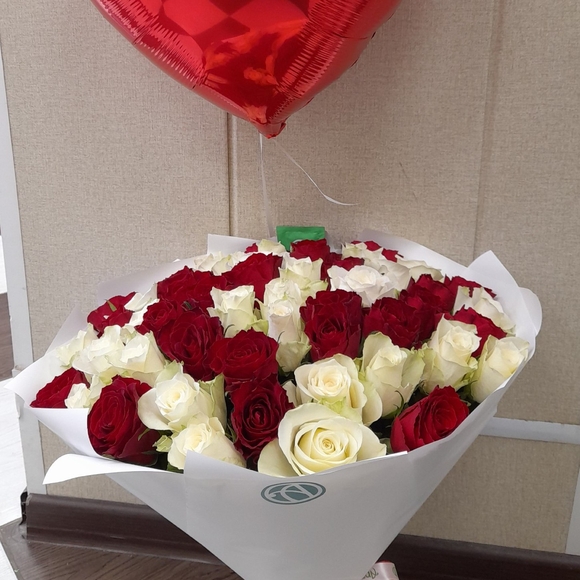 Букет из 51 красной и белой розы 50 см (Кения)
