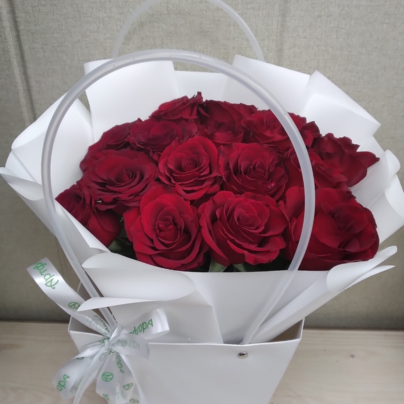Цветочная сумочка с 15 красными розами (РФ)
