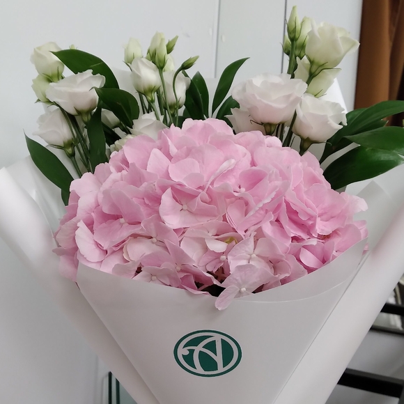 Букет из розовой гортензии и лизиантуса