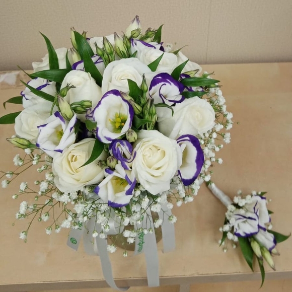 Букет невесты из роз, лизиантуса и гипсофилы с эвкалиптом