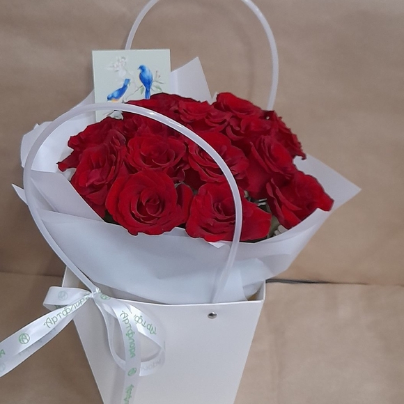 Цветочная сумочка с 15 красными розами (РФ)