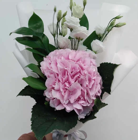 Букет из розовой гортензии и лизиантуса