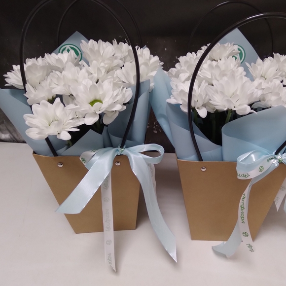 Цветочная сумочка с белой кустовой хризантемой