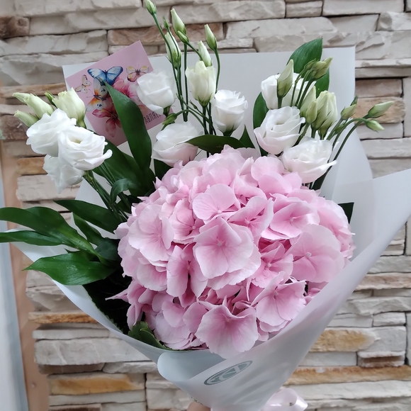 Букет из розовой гортензии и лизиантуса